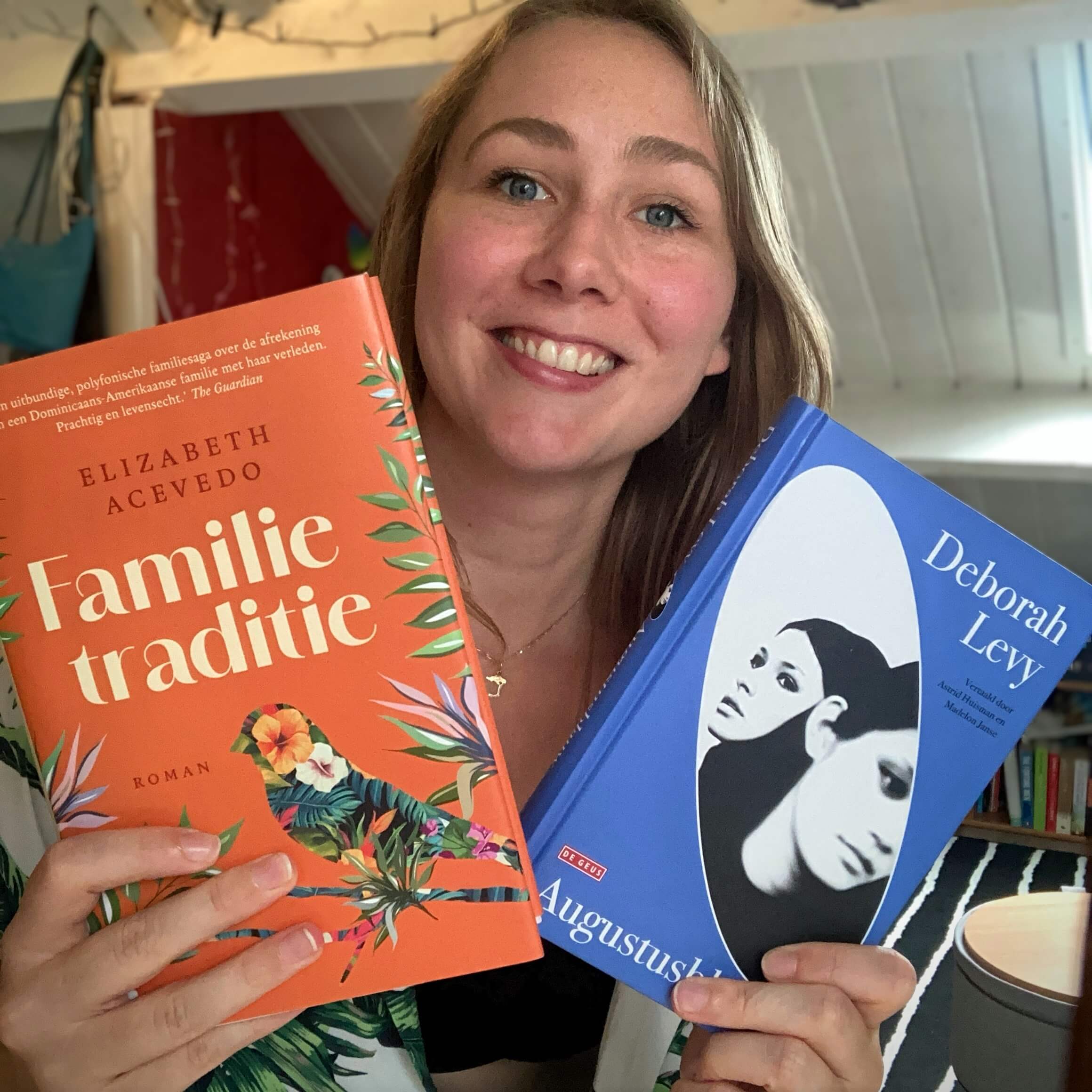 Madelon met boeken liggend portret Madelon Janse Argentinië